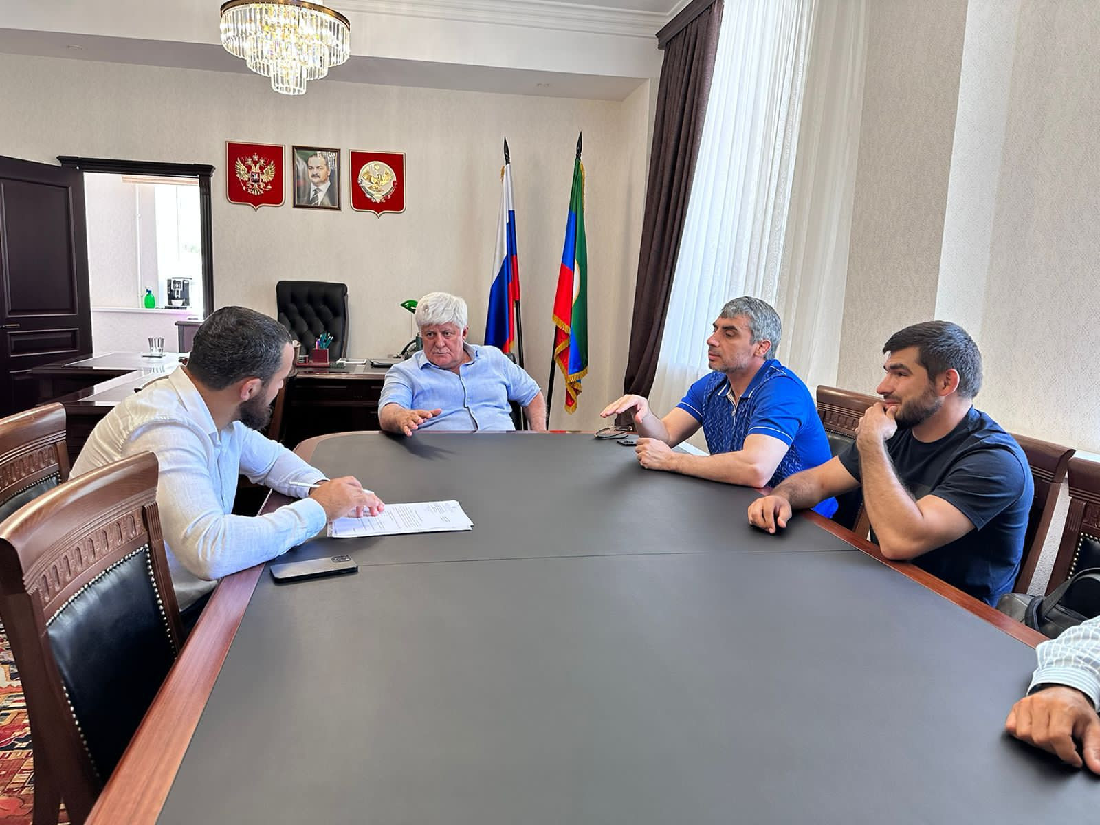 Начальник управления по вопросам переселения лакского населения Новолакского района на новое место жительства и восстановления Духовского района Гаджи Айдиев провел рабочее совещание