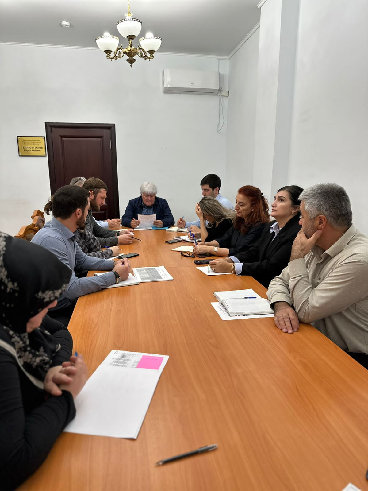Начальник Управления Правительства Республики Дагестан по вопросам переселения лакского населения Новолакского района на новое место жительства и восстановления Ауховского района провел еженедельное совещание с работниками Управления.