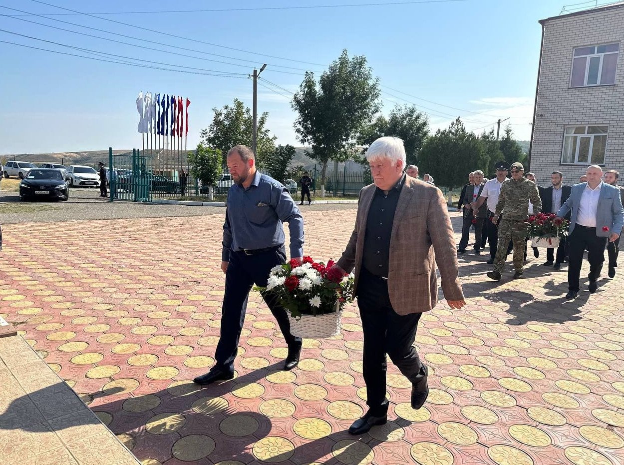 Магомед -Гаджи Айдиев возложил цветы к памятнику Героя России Алексею Козину ,установленному во дворе Новочуртахской СОШ 2