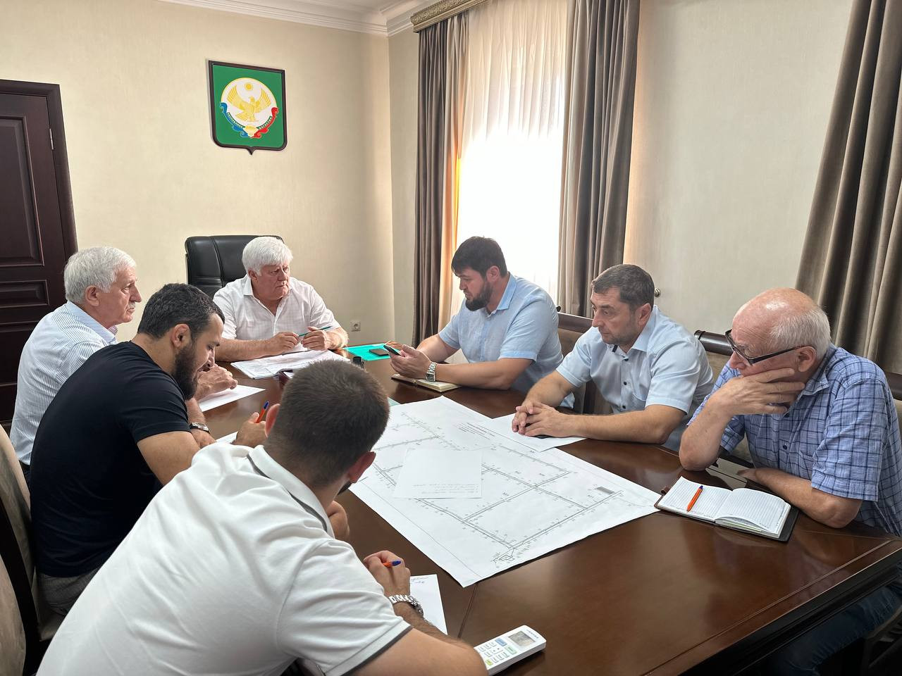Начальник УПРД по вопросам переселения лакского населения Новолакского района на новое место жительства и восстановления Ауховского района Магомед -Гаджи Айдиев провел совещание с работниками ГКУ «Дирекция строящихся объектов Новострой»