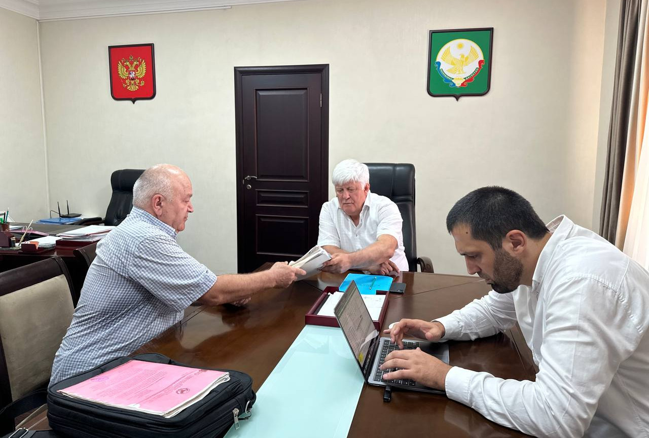 Начальник Управления Правительства Республики Дагестан по вопросам переселения лакского населения Новолакского района     на новое место жительства и восстановления Ауховского района        Магомед -Гаджи Айдиев провел еженедельный прием граждан